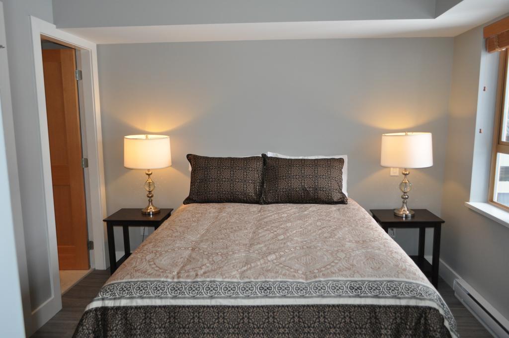 Tyndalstone Lodge 3 Bedroom In The Heart Of Village North Whistler Exterior photo